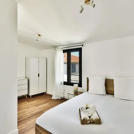 Maison climatisée, terrasse&garage proche Lyon Apartamento *